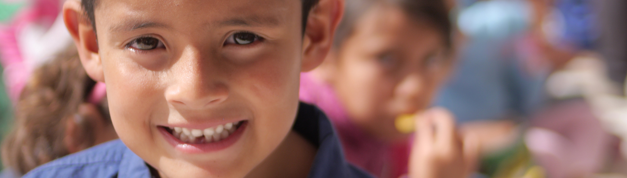 La misi&oacute;n de Dialekta - imagen de un ni&ntilde;o sonriendo